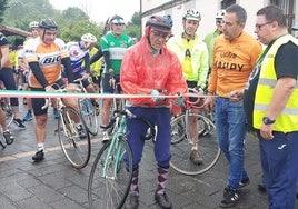 Adolfo Bello, campeón de España en 1953, corta la cinta de la Karpy.
