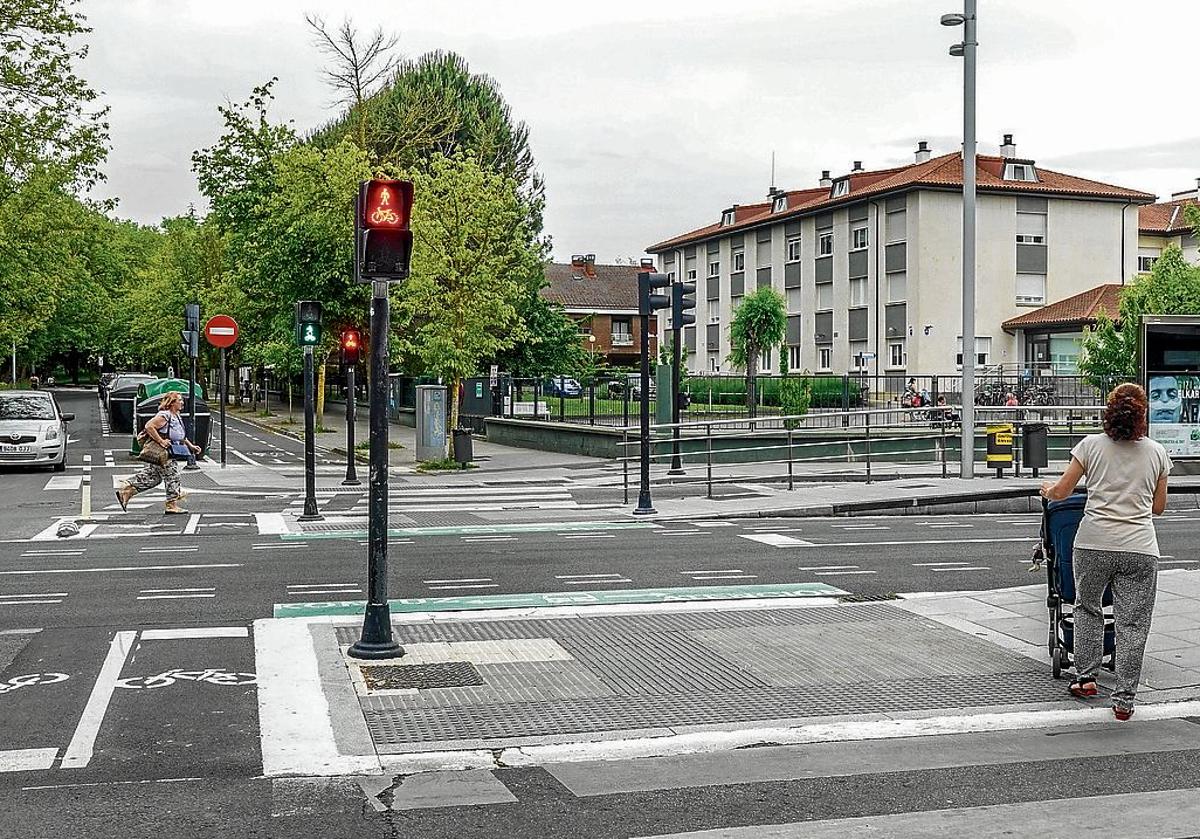 Imagen principal - Arriba, el cruce donde ocurrió el accidente, en la actualidad, con más semáforos y sin señales. Abajo, el mismo lugar en 2023, año en el sucedió el fatal siniestro.