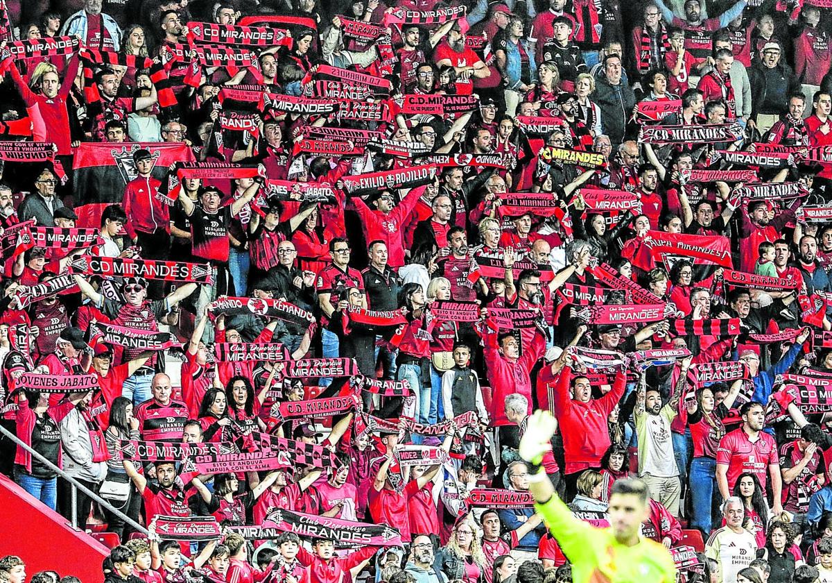 La afición de Anduva arropó en todo momento a su equipo.