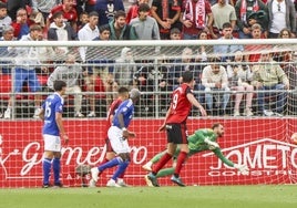 El portero del Oviedo se estira en balde en el gol del Mirandés.
