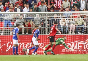 El portero del Oviedo se estira en balde en el gol del Mirandés.