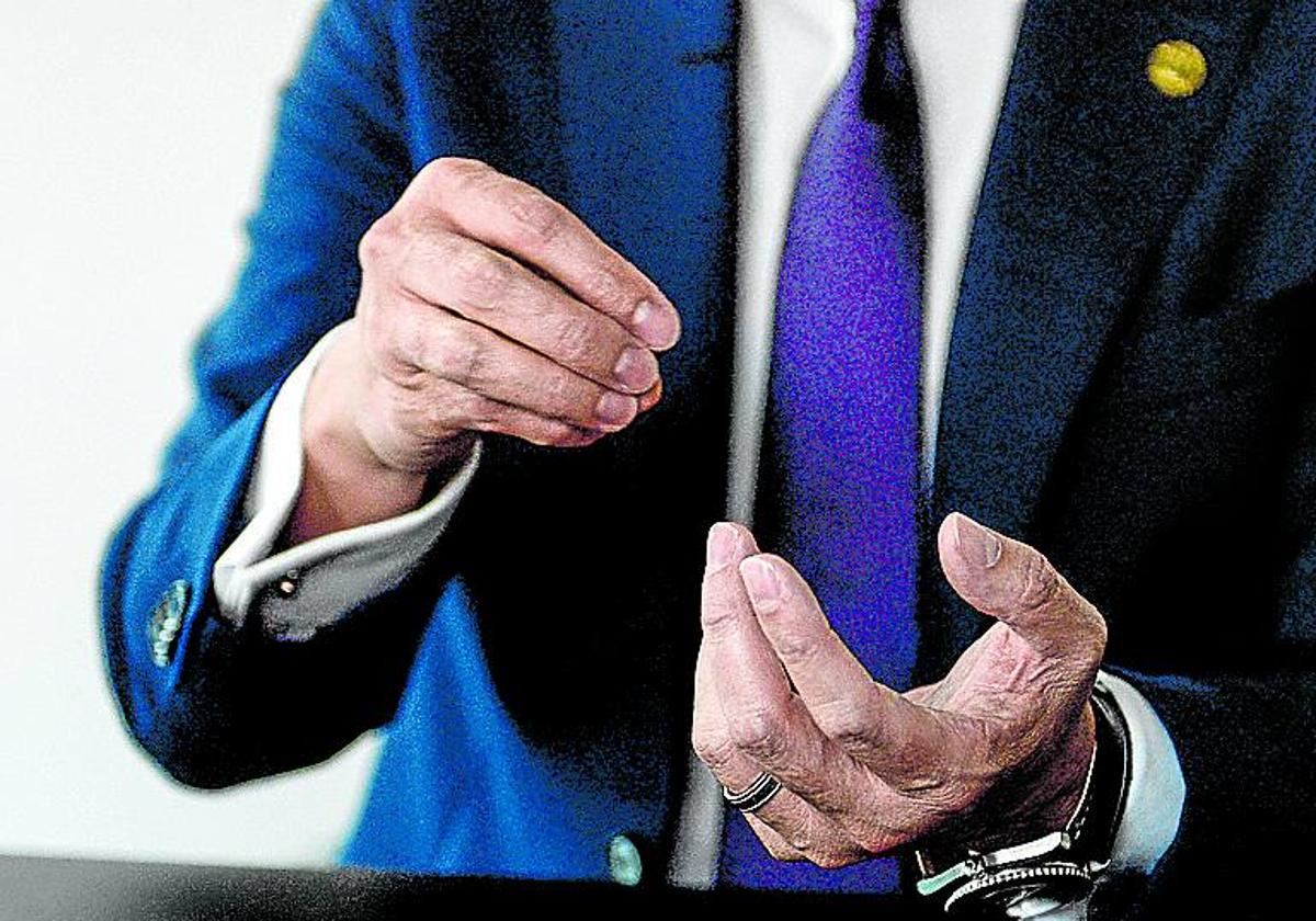 Detalle de las manos del consejero de Industria, Mikel Jauregi.