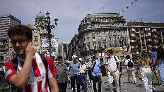 Fanfarrones, elegantes, los más rápidos al pagar... ¿De verdad los bilbaínos somos como creemos que somos?