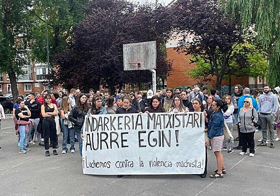 Ariznabarra se concentra contra el asesinato de una vecina en Marbella