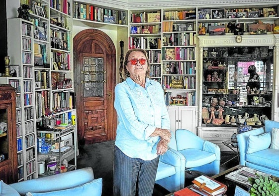 Begoñas Salinas posa en el salón de su casa, en Getxo.