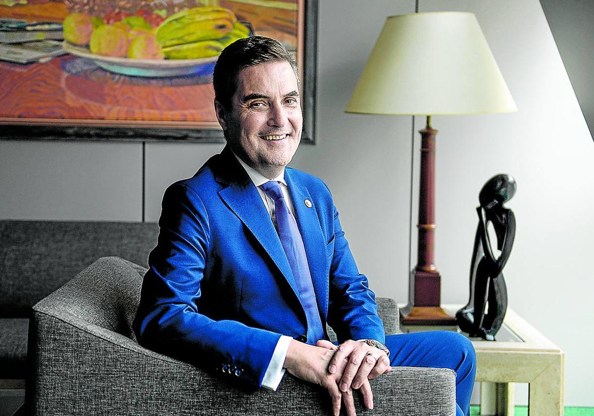 El consejero de Industria, Mikel Jauregi, el viernes minutos antes de la entrevista.