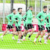 Jugadores del Athletic se ejercitan en Lezama.
