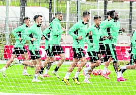 Jugadores del Athletic se ejercitan en Lezama.