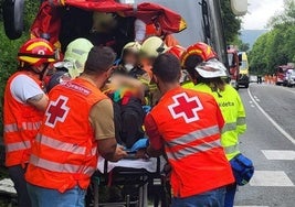 Los servicios de emergencias atienden a los heridos.