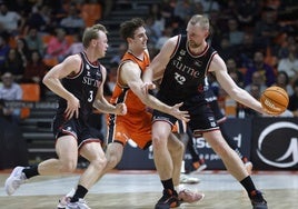 Tryggvi Hlinason deja el balón a Harald Frey, dos de los jugadores que seguirán el año que viene.