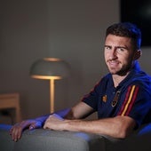 Aymeric Laporte posa para El Correo en 2023 en una concentración de España.