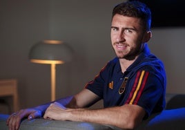 Aymeric Laporte posa para El Correo en 2023 en una concentración de España.