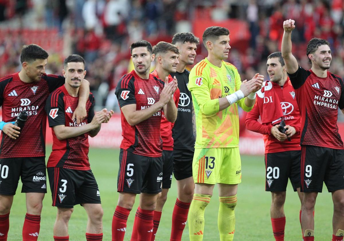 La plantilla del Mirandés aplaude a Anduva tras el partido.