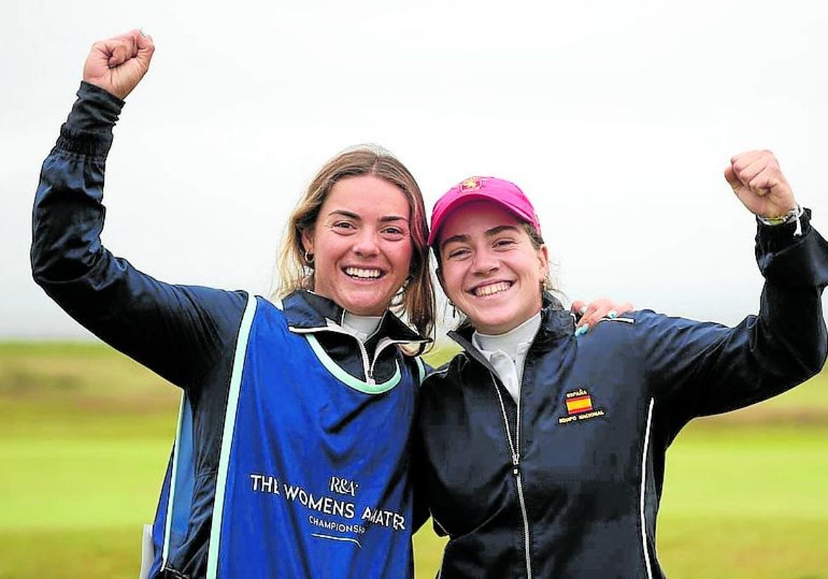 Paula Martín (d) con Paula de Francisco, que le hizo de caddie.