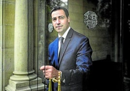 El lehendakari, Imanol Pradales, posa en una de las estancias del Palacio de Ajuria Enea, en Vitoria.
