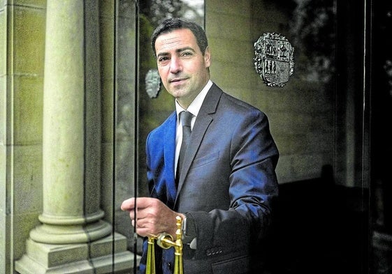 El lehendakari, Imanol Pradales, posa en una de las estancias del Palacio de Ajuria Enea, en Vitoria.