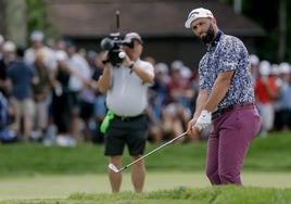 Rahm observa su bola tras un approach.