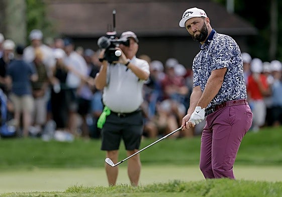 Rahm observa su bola tras un approach.