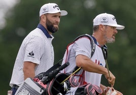 Rahm y su caddie, Adam Hayes.
