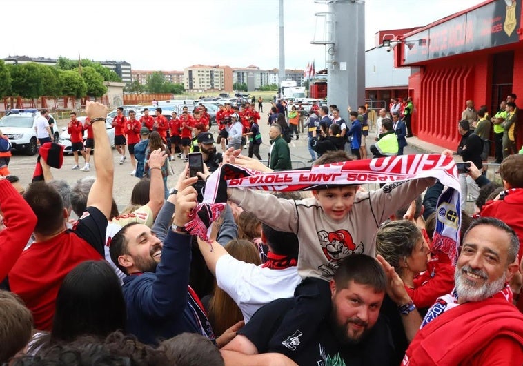 El equipo a su llegada al campo.