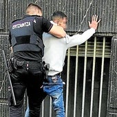 Un ertzaina registra a un sospechoso