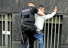 Un ertzaina registra a un sospechoso