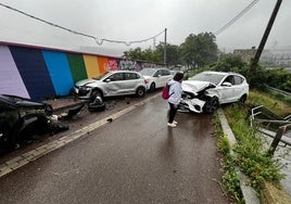 Un conductor destroza tres coches aparcados y se da a la fuga en Sestao