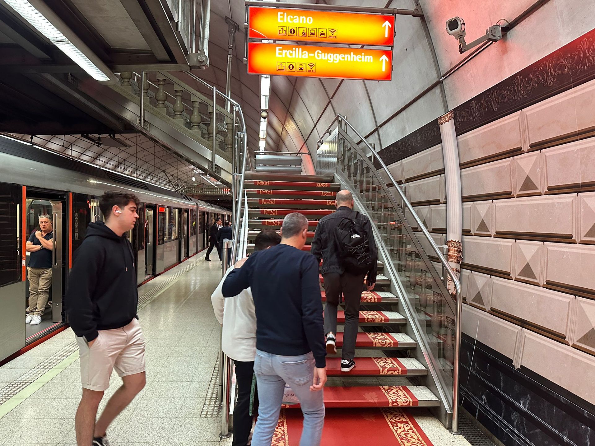El metro de Bilbao sorprende este lunes a los usuarios con su traje más elegante