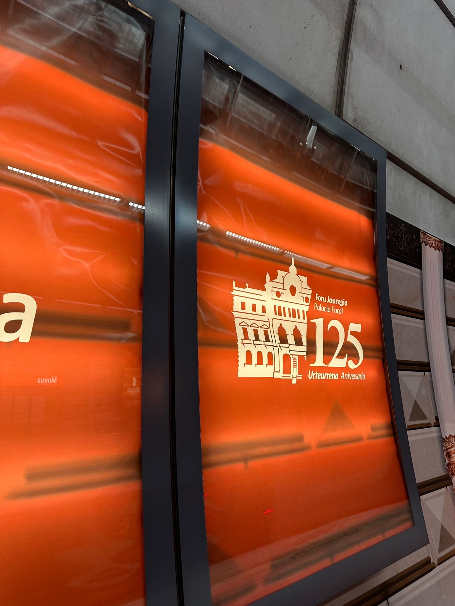El metro de Bilbao sorprende este lunes a los usuarios con su traje más elegante
