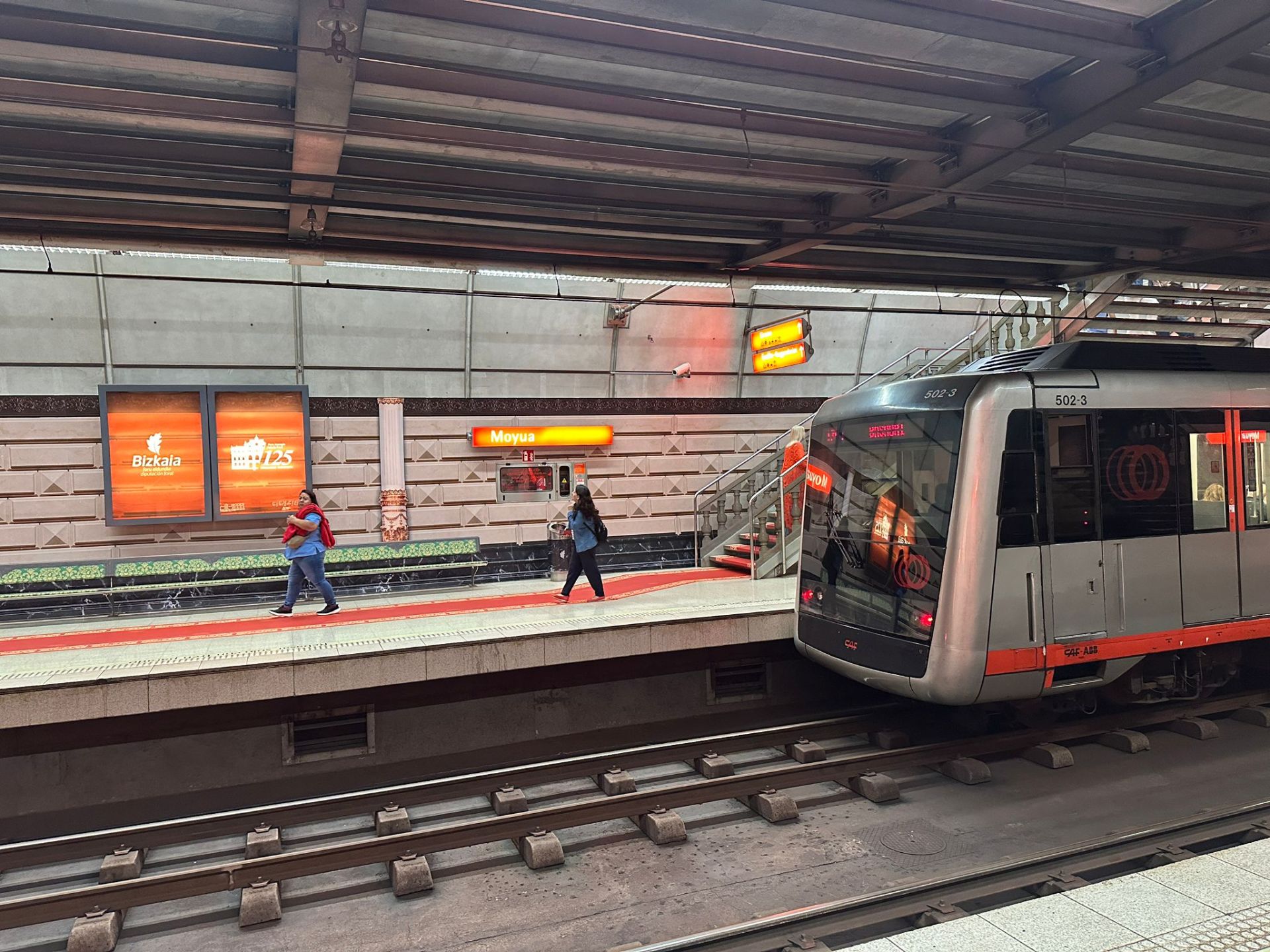 El metro de Bilbao sorprende este lunes a los usuarios con su traje más elegante