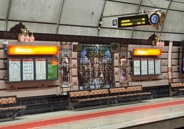 El metro de Bilbao sorprende este lunes a los usuarios con su traje más elegante
