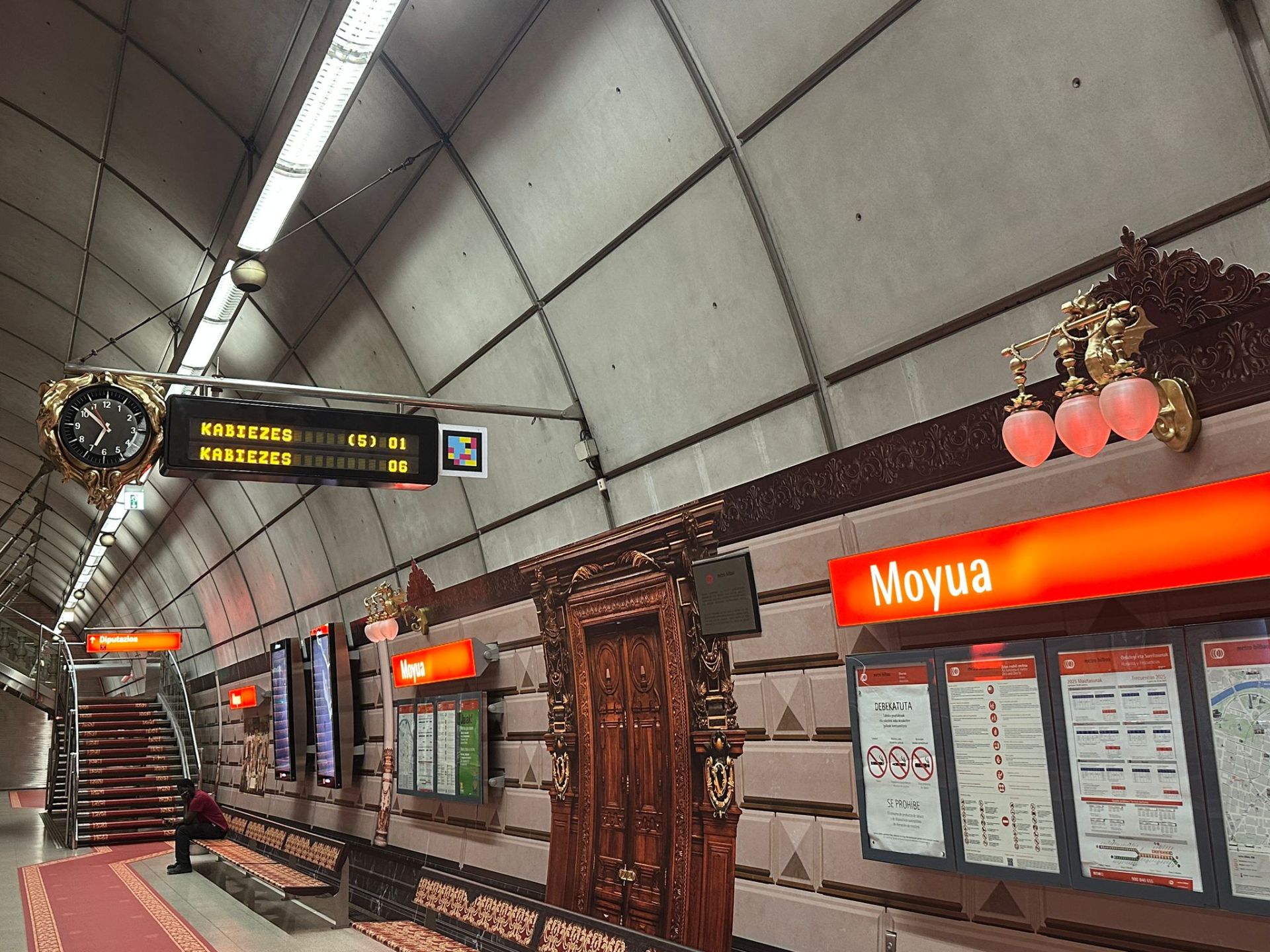 El metro de Bilbao sorprende este lunes a los usuarios con su traje más elegante