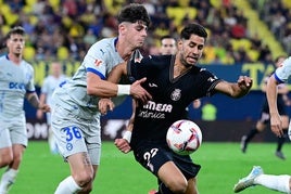 Pica pelea con Ayoze por quitárle el balón.