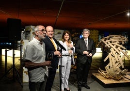 De izquierda a derecha, el artista José Antonio Olarte, Fernando Ezquerro, presidente del Consejo Regulador de la DOCa Rioja; Amaya Barredo, consejera de Alimentación, Desarrollo Rural, Agricultura y Pesca del Gobierno vasco; y Juan Mari Aburto, alcalde de Bilbao.