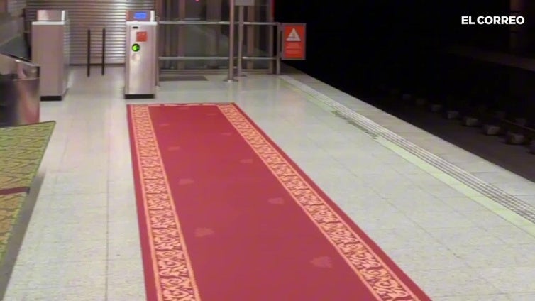 La estación de metro de Moyua se engalana por el 125 aniversario del Palacio Foral