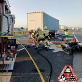 Actuación de los bomberos en el lugar del accidente.