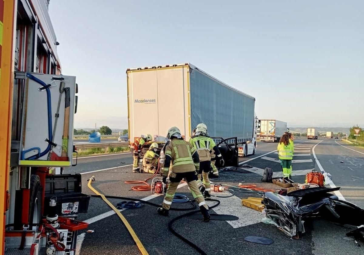 Actuación de los bomberos en el lugar del accidente.