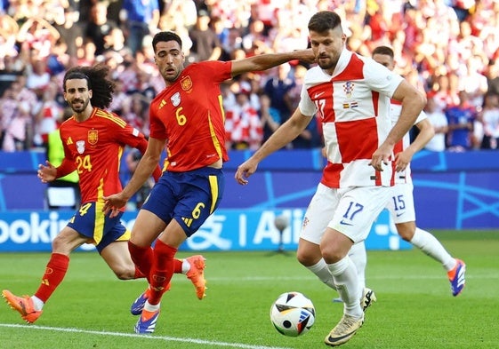 Bruno Petkovic, durante un partido contra España con la selección de Croacia.