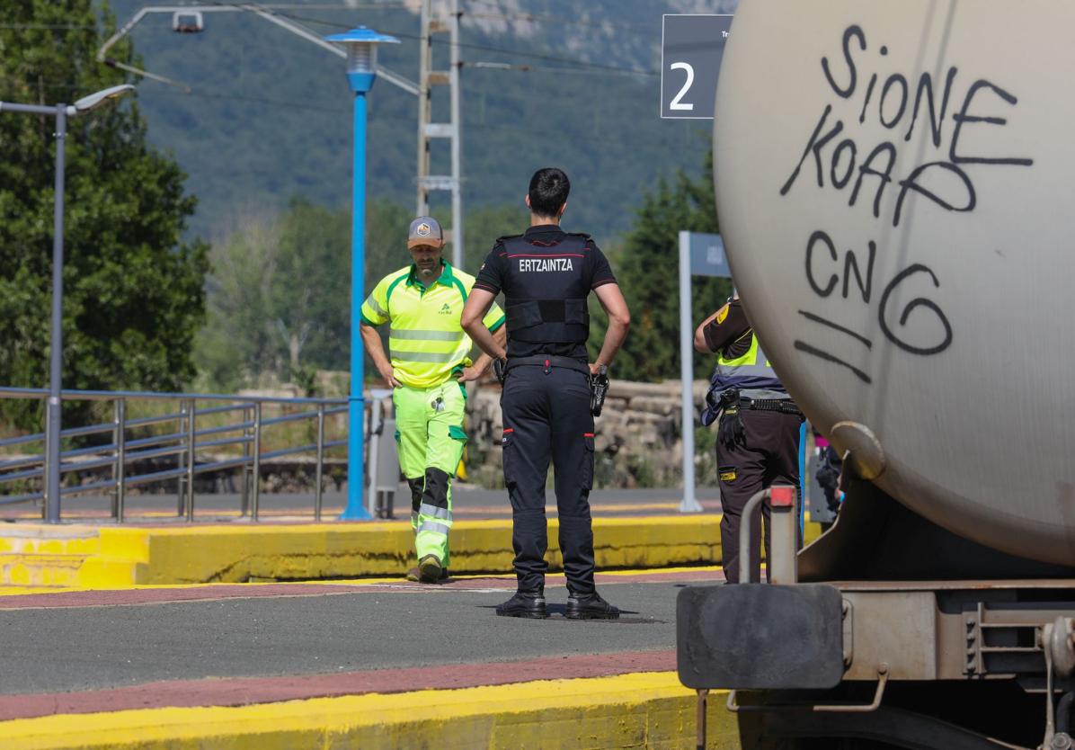Los servicios de emergencia en la estación de Araia.