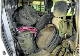 El material de dotación se acumula en el asiento trasero de un 'Toyota', sin sujeción.