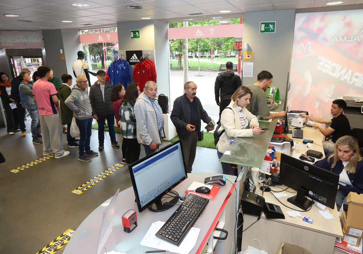 Colas en la tienda para la eliminatoria anterior ante el Racing.