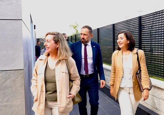 Patricia Val, directora de Alokabide, junto al consejero de Vivienda Denis Itxaso y la concejala de Vivienda en el Ayuntamiento de Bilbao, Yolanda Díez.