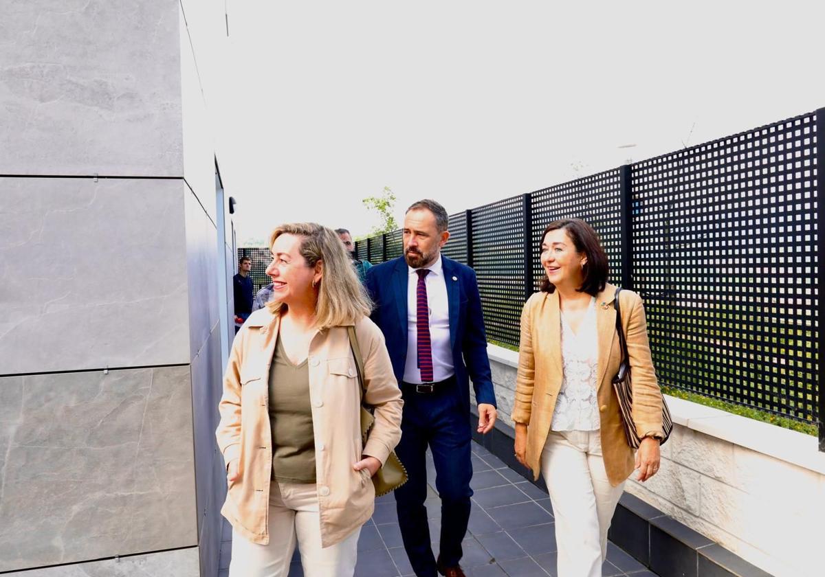 Patricia Val, directora de Alokabide, junto al consejero de Vivienda Denis Itxaso y la concejala de Vivienda en el Ayuntamiento de Bilbao, Yolanda Díez.