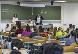 Imagen de archivo de aspirantes en un examen en la Facultad de Derecho.