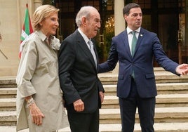 El exlehendakari Carlos Garaikoetxea y su mujer, Sagrario, con Imanol Pradales.