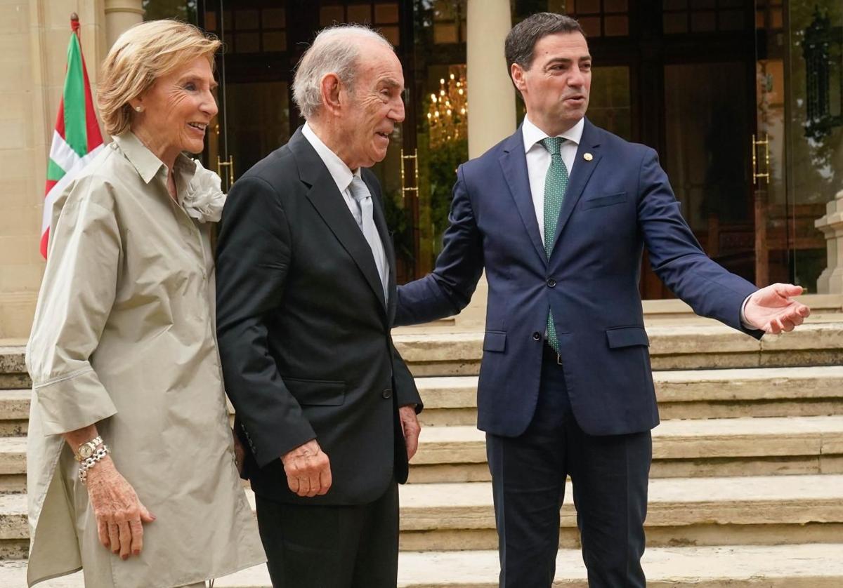 El exlehendakari Carlos Garaikoetxea y su mujer, Sagrario, con Imanol Pradales.