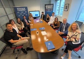 En primer término, a la izquierda, el gerente de Ikerbasque, Miguel Ángel Arocena; a la derecha, la jefa de la delegación del Gobierno vasco en Nueva York, María Concepción Aranguren, y el viceconsejero de Ciencia, Adolfo Morais. Detrás, los investigadores que se interesaron por su regreso a Euskadi.