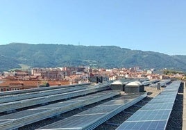Imagen de las placas colocadas en la cubierto del edificio del Ayuntamiento.