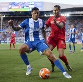 Benavídez protege el balón ante Cruz en el último Alavés-Osasuna.