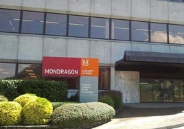 Vista de la entrada a las oficinas centrales de la Corporación Mondragón